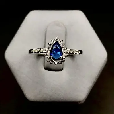 Anel com Pedra Gota Azul com Zircônias Brancas Cravejadas A144 (Prata 925)