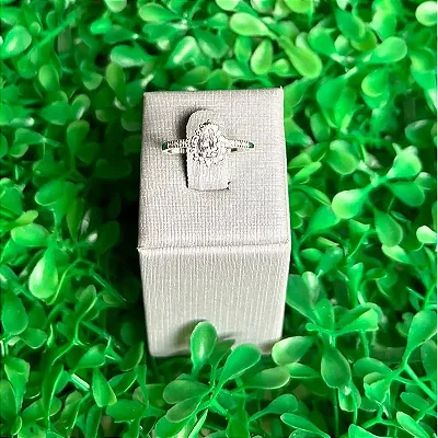 Anel com Pedra Gota Branca com Zircônias Brancas Cravejadas A146 (Prata 925)