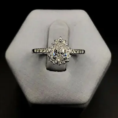 Anel com Pedra Gota Branca com Zircônias Brancas Cravejadas A146 (Prata 925)