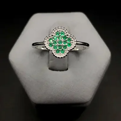 Anel com Trevo Central e Zircônias verde Cravejadas A154 (Prata 925)