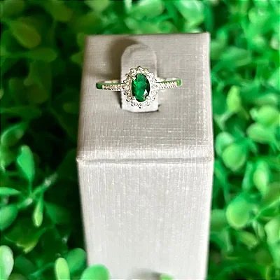 Anel pedra oval verde grande com zircônias na volta e 8 pedras de zircônias cravejadas no aro A160(Prata 925)
