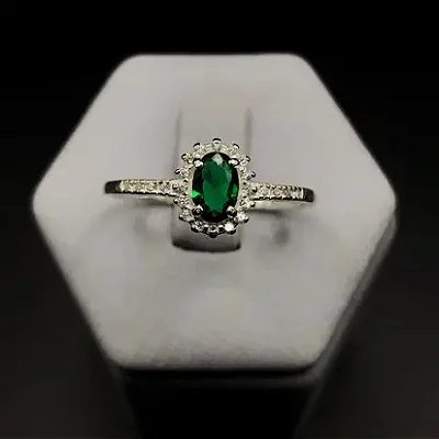 Anel Pedra Oval Verde Grande com Zircônias na Volta e 8 Pedras de Zircônias Cravejadas no Aro A160 (Prata 925)