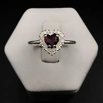 Anel com pedra coração vermelho com zircônias ao redor A163 (Prata 925)