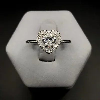 Anel com pedra coração branco com zircônias ao redor A164 (Prata 925)