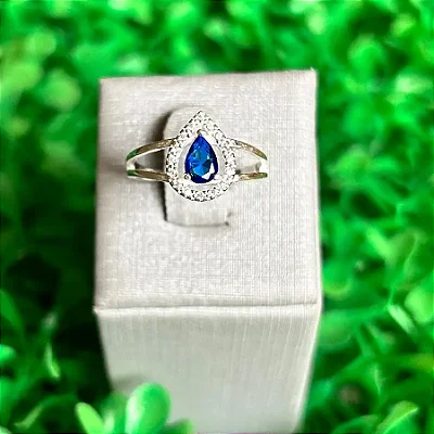 Anel pedra gota azul com zircônias ao redor e aro duplo vazado A165 (Prata 925)