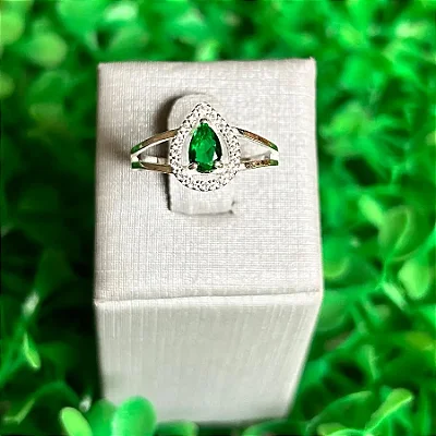 Anel pedra gota verde com zircônias ao redor e aro duplo vazado A166 (Prata 925)