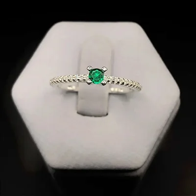 Anel solitário com zircônia central VERDE pequena e zircônias cravejadas no aro S021 (Prata 925)