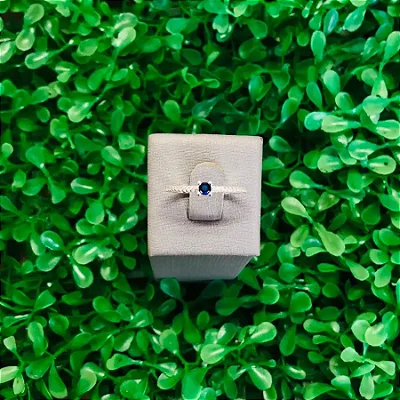 Anel solitário com zircônia central AZUL pequena e zircônias cravejadas no aro S022 (Prata 925)