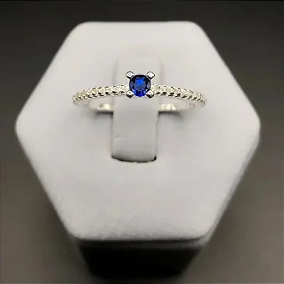 Anel solitário com zircônia central AZUL pequena e zircônias cravejadas no aro S022 (Prata 925)