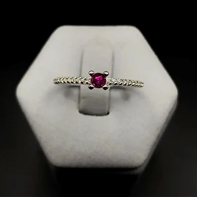 Anel solitário com zircônia central ROSA pequena e zircônias cravejadas no aro S023 (Prata 925)