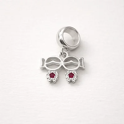 Berloque com duas meninas cravejadas de zircônia e zircônia rosa central BQ002 ( Prata 925 )