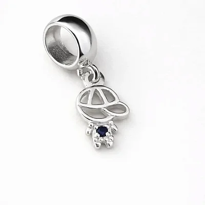 Berloque com menino cravejado de zircônias e zircônia azul central BQ003 ( Prata 925 )