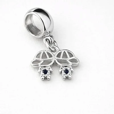 Berloque com dois meninos cravejados de zircônia e zircônia azul central BQ004 ( Prata 925 )