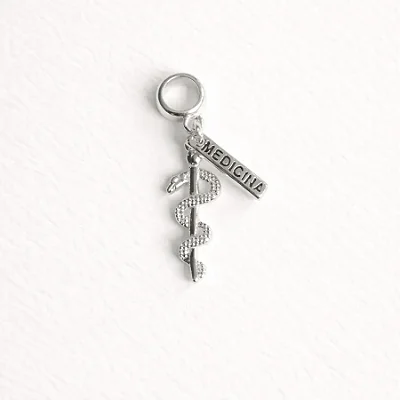 Berloque com plaquinha simbolo e plaquinha MEDICINA BQ070 ( Prata 925 )