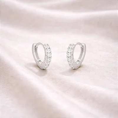 Brinco argola triangulo arredondado cravejada de zircônias brancas - pequeno B126 ( Prata 925 )