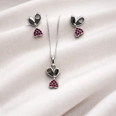 Conjunto brinco + colar coração duplo pendurado e zircônias pink cravejadas no coração menor CJ079 (prata 925)