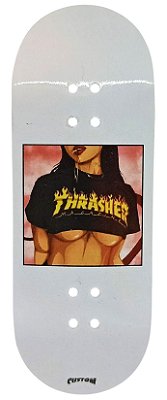 Deck marca Custom linha *Performance Series* modelo ''Thrasher Girl'' 34x97mm + Tape Custom Extra-Smooth