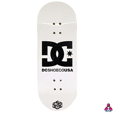 Deck marca Custom linha *Premium Series* medida 34x96mm modelo “DC Shoes“ + Tape Alien Stardust V2