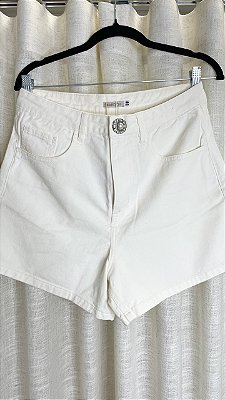 SHORTS SARJA BOTÃO PÉROLA