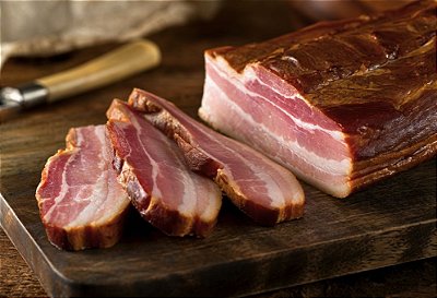 Bacon Defumado Artesanal em pedaços, bandeja com 1kg