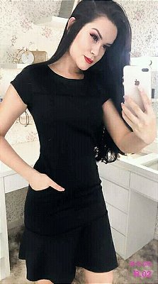 Vestido preto com babado