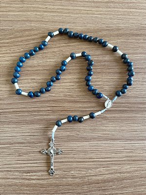 Terço com sementes de açaí azul escuro
