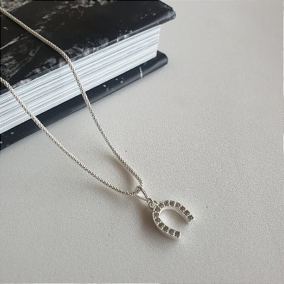 Colar ferradura zircônia cravejada prata 925.