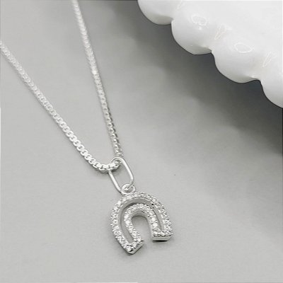 Colar  ferradura  cravejada em prata 925