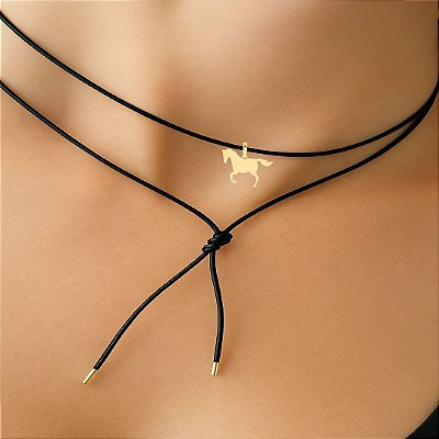 Colar couro longo encerado pingente mini horse ouro 18k.