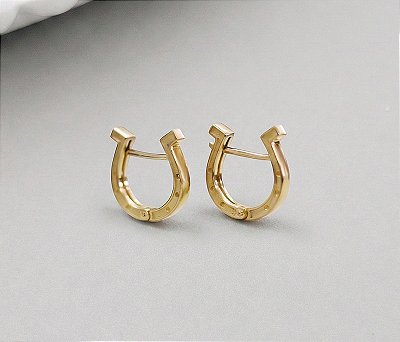 Brinco argola ferradura prata 925 banhado a ouro 18k.