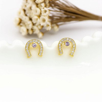 Brinco ferradura  ponto  luz lilas prata 925 banhado  a ouro 18k.