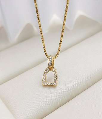 Colar estribo cravejada em prata 925 banhado a ouro