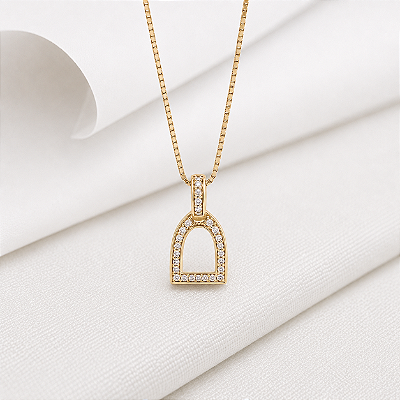 Colar estribo cravejada em prata 925 banhado a ouro