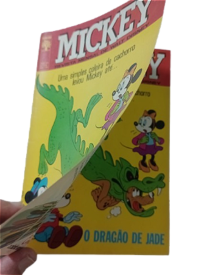 MICKEY Nº 230 ( COM DUAS CAPAS IGUAIS GRAMPEADAS DE FABRICA ) ED ABRIL