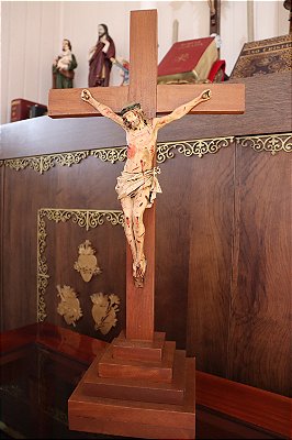 Crucifixo de mesa 53 cm (resina e madeira)