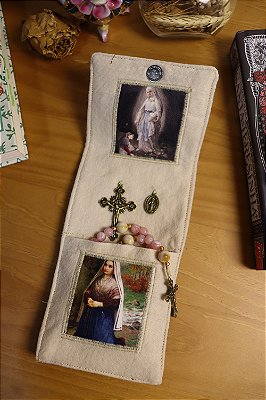 Oratório de bolso porta terço Nossa Senhora de Lourdes