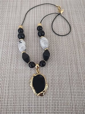 COLAR CURTO DE CORDÃO COM PINGENTE DOURADO E RESINA PRETO