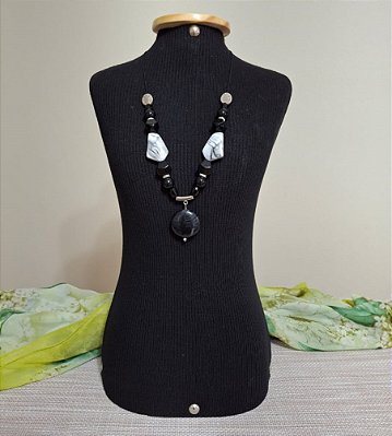 Colar de Cordão e Resina Preto com Pingente Redondo