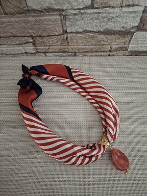 Colar Lenço Vermelho e Branco Listrado com Pingente Vermelho
