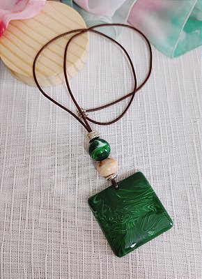 Colar de Cordão e Resina com Pingente Verde