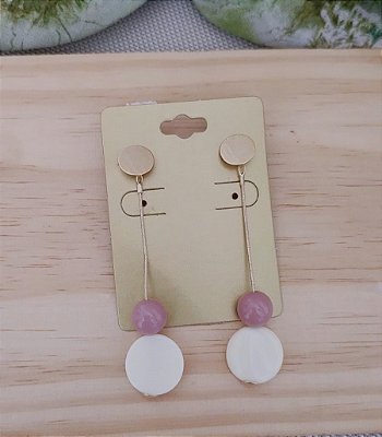 Brinco Pendente com Resina Rose e Off-white