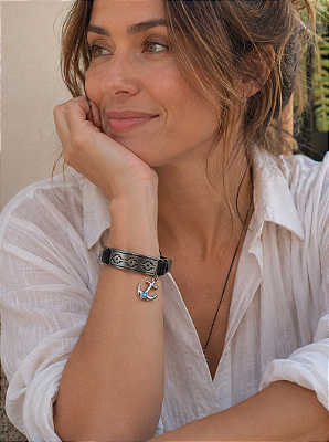 PULSEIRA DE COURO COM BRIDÃO E PINGENTE DE ANCORA COM STRASS AQUAMARINE