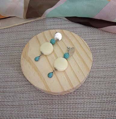 BRINCO PENDENTE COM RESINA OFF-WHITE E TURQUESA