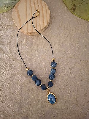 Colar de Cordão e Resina Azul Petróleo com Pingente Dourado e Resina