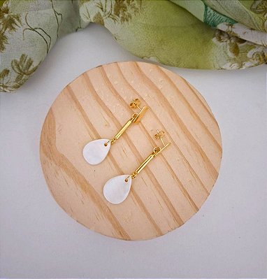 Brinco Pendente Dourado com Madrepérola Gota