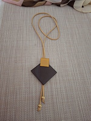 Colar Longo com Pingente Geométrico de Vidro Marrom