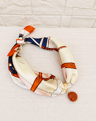 Colar de Lenço Estampado com Pingente Terracota