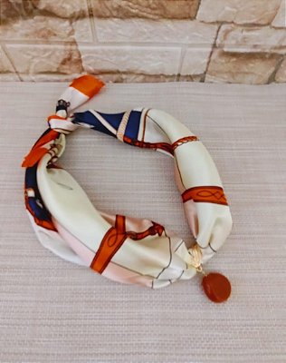 Colar de Lenço Estampado com Pingente Terracota