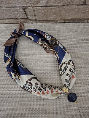 Colar de Lenço Estampado com Pingente Azul