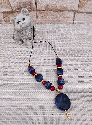 Colar de Cordão e Resina Azul e Marsala com Pingente Azul